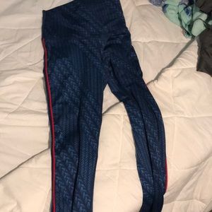 Blue leggings with chain link pattern